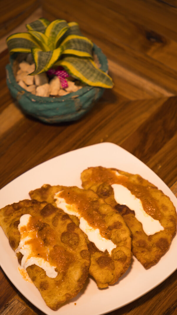 Empanadas con salsa y crema